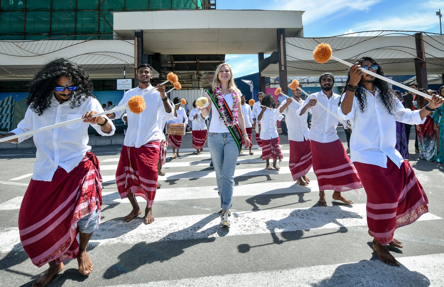 ރާއްޖެއަށް އައި ދޮޅު މިލިއަން ވަނަ ޓޫރިސްޓަށް މަރުހަބާ ކިޔުން