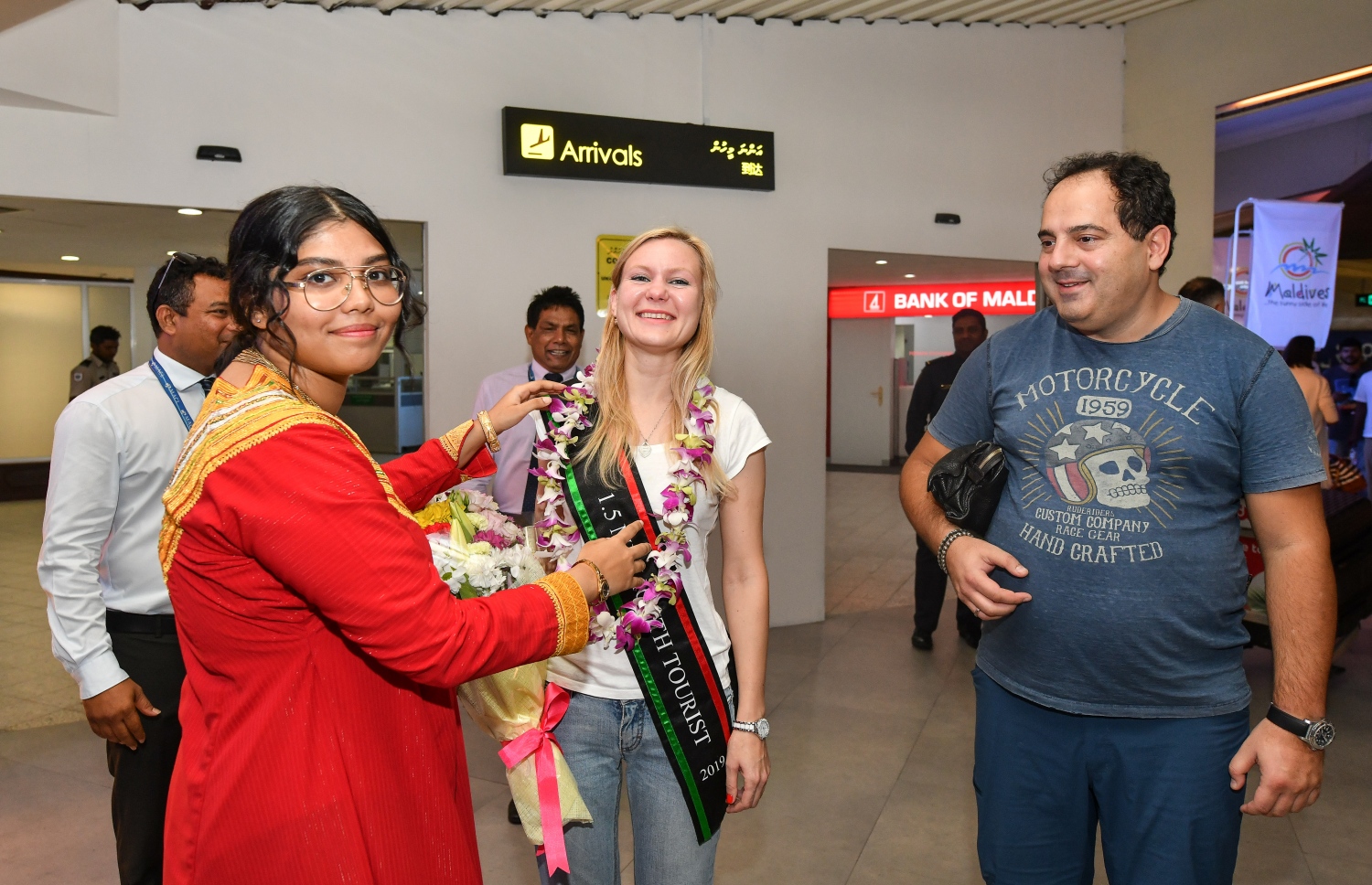 ހުޅުލެ، ވެލާނާ އިންޓަނޭޝަނަލް އެއާޕޯޓު: ނޮވެމްބަރު 24، 2019: ރާއްޖޭގެ ތާރީޚުގައި ފުރަތަމަ ފަހަރަށް އަހަރެއްގެ ތެރޭގައި އައި ޓޫރިސްޓުންގެ އަދަދު ދޮޅު މިލިއަނަށް އެރުމާއި ގުޅިގެން، އެކަން ފާހަގަ ކުރުމަށް ބޭއްވި ހަފުލާގައި 1.5 މިލިއަން ވަނަ ޓޫރިސްޓަކަށް ވި ރަޝިއާގެ އަންހެނެއް ކަމަށް ވާ މަރީނާ ކަޒަކޯވާ އަށް މަރުހަބާ ކިޔަނީ.-- ފޮޓޯ: ނިޝާން އަލީ /މިހާރު