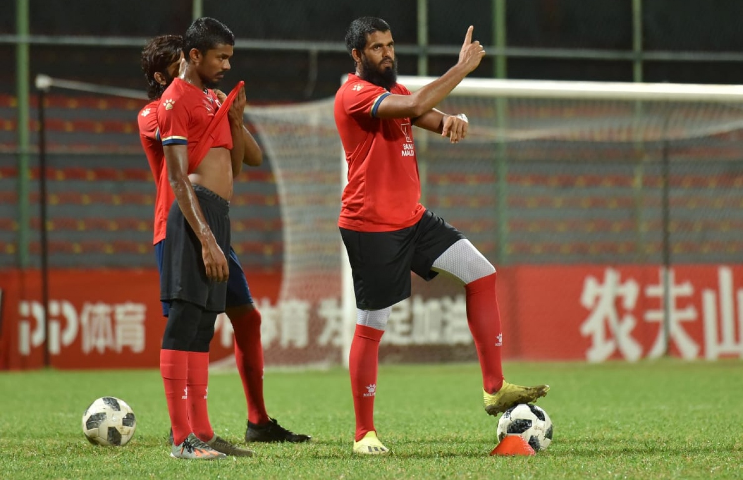 ސައުތު އޭޝިއަން ގޭމްސްގެ ގައުމީ ޓީމުގެ ފަރިތަކުރުންތަކުގެ ތެރެއިން އަކޫ ބޯޅަ ހިފައިގެން. -- ފޮޓޯ: އެފްއޭއެމް/ އިބްރާހިމް ފާއިދު