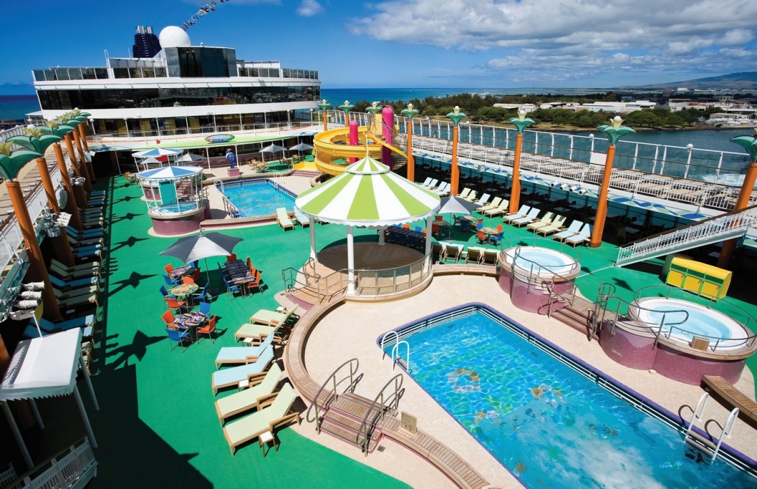 ނޯވީޖިއަންގެ ޑެކް: ރާއްޖެ އަށް ދުނިޔޭގެ ބޮޑެތި ކްރޫޒް ލައިނާއަށް އާދޭ -- ފޮޓޯ: ގޫގުލް