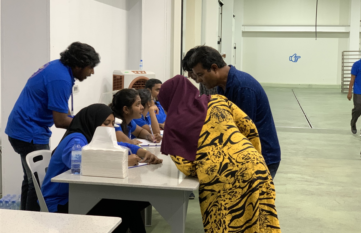 ފެކްޓްރީން ވަޒީފާ ހޯދަން ބަޔަކު ރަޖިސްޓްރީ ކުރަނީ-- ފޮޓޯ: މިހާރު