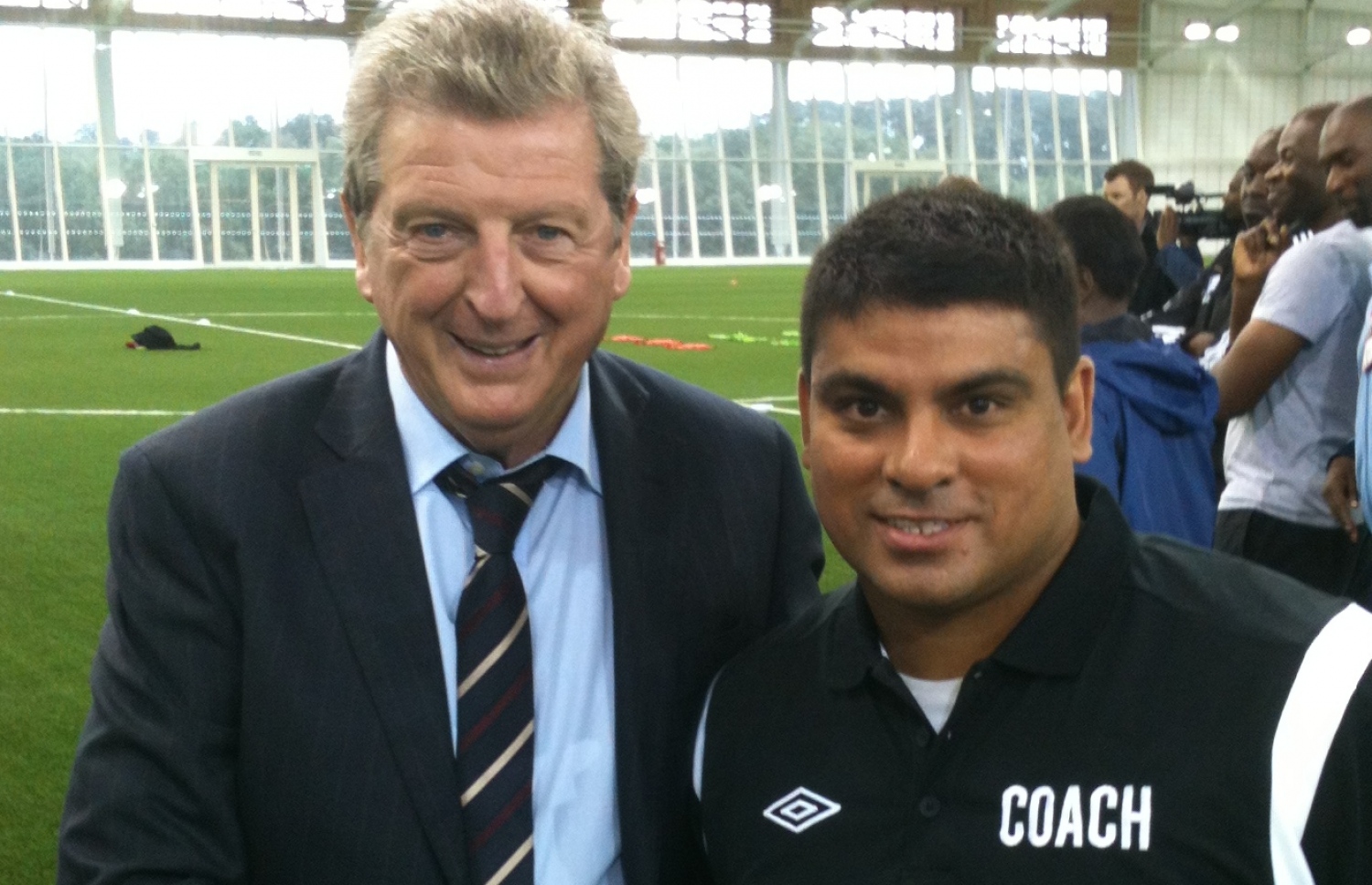 ޖުޑާން (ކ) އިންގްލެންޑްގެ ކުރީގެ ކޯޗު ރޯއީ ހޮޖްސަންއާ ސަލާމްކުރަނީ.