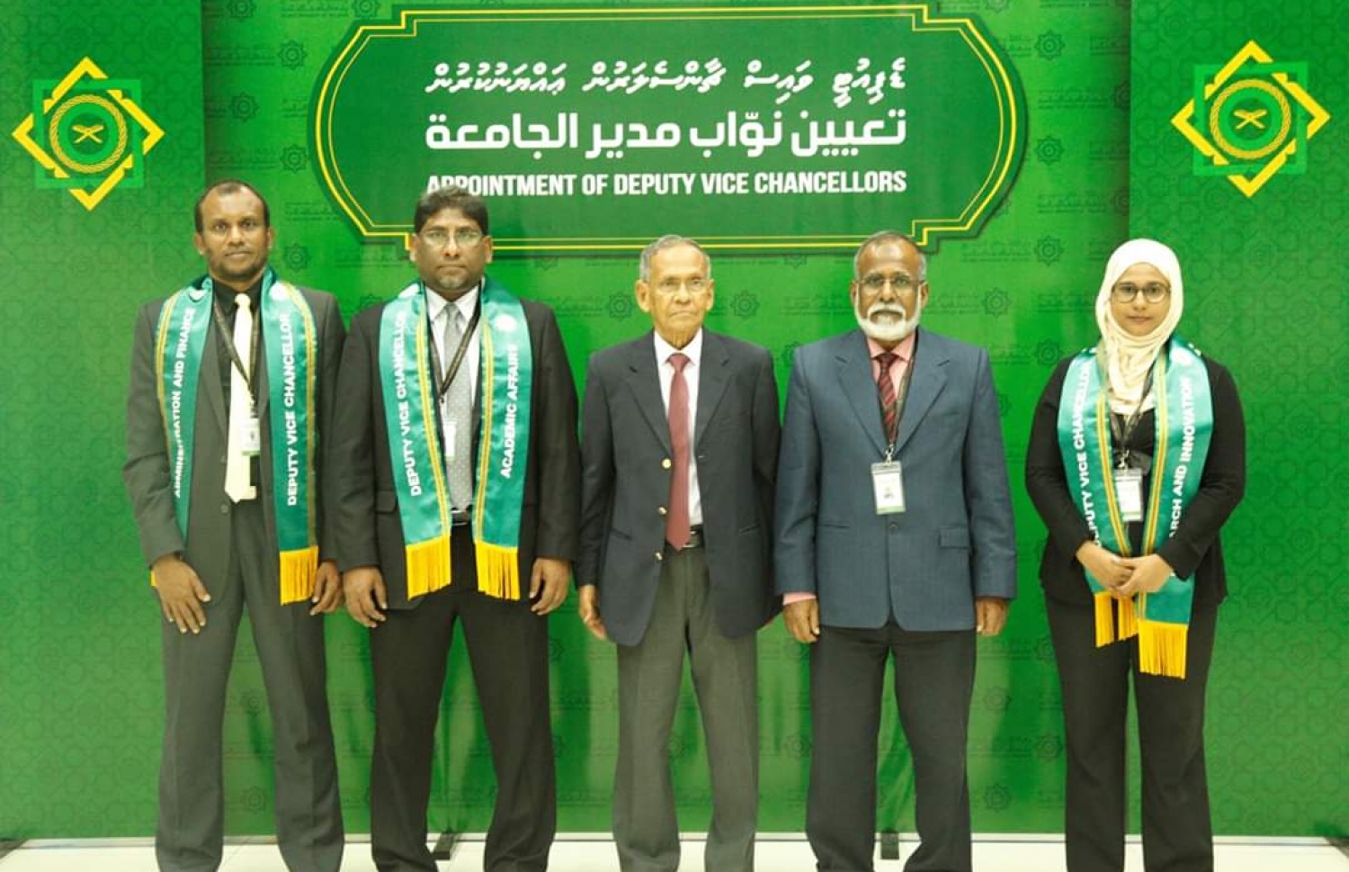 އައިޔޫއެމަށް މިއަދު އައްޔަންކުރެއްވި ތިން ޑެޕިއުޓީ ވައިސް ޗާންސެލަރުުންނާއެކު އެ ޔުނިވާސިޓީގެ ޗާންސެލާ ޑރ. ޒާހިރު (މ) އަދި ވައިސް ޗާންސެލަރު ޑރ. ޒަކަރިއްޔާ (ކ-2) ފޮޓޯއަކަށް ހުއްޓިލައިގެން.-- ފޮޓޯ: އައިޔޫއެމް
