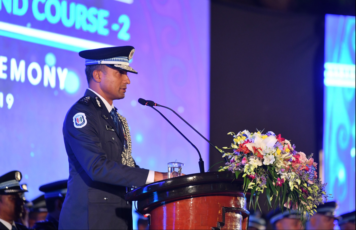 މާލެ: ނޮވެމްބަރު 24، 2019: މޯލްޑިވްސް ޕޮލިސް ސާވިސްގެ ޖޫނިއާ އޮފިސާސް ކޮމާންޑް ކޯސް ފުރިހަމަކުރި ދަރިވަރުންގެ ދަސްވެނިވުމުގެ ރަސްމިއްޔާތުގައި ކޮމިޝަނާ އޮފް ޕޮލިސް މުހައްމަދު ހަމީދު ވާހަކަ ދައްކަވަނީ.-- ފޮޓޯ: ހުސެން ވަހީދު /މިހާރު