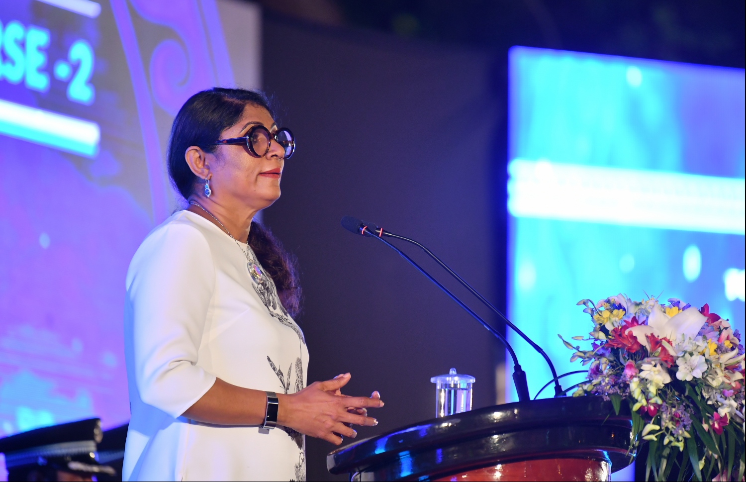 މާލެ: ނޮވެމްބަރު 24، 2019: މޯލްޑިވްސް ޕޮލިސް ސާވިސްގެ ޖޫނިއާ އޮފިސާސް ކޮމާންޑް ކޯސް ފުރިހަމަކުރި ދަރިވަރުންގެ ދަސްވެނިވުމުގެ ރަސްމިއްޔާތުގައި ޑިފެންސް މިނިސްޓަރު މާރިޔާ އަހުމަދު ދީދީ ވާހަކަ ދައްކަވަނީ.-- ފޮޓޯ: ހުސެން ވަހީދު /މިހާރު