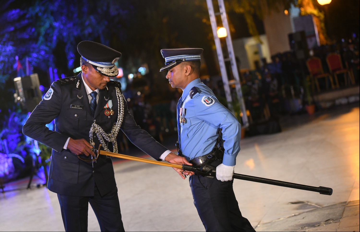 މާލެ: ނޮވެމްބަރު 24، 2019: މޯލްޑިވްސް ޕޮލިސް ސާވިސްގެ ޖޫނިއާ އޮފިސާސް ކޮމާންޑް ކޯސް ފުރިހަމަކުރި ދަރިވަރުންގެ ދަސްވެނިވުމުގެ ރަސްމިއްޔާތުގައި ކޯސް ފުރިހަމަކުރި ދަރިވަރަކަށް ކޮމިޝަނާ އޮފް ޕޮލިސް މުހައްމަދު ހަމީދު ކަނޑި ހަވާލުކުރައްވަނީ.-- ފޮޓޯ: ހުސެން ވަހީދު /މިހާރު