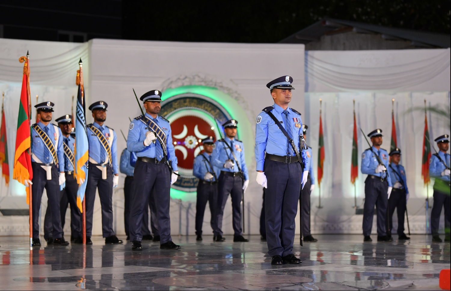 މާލެ: ނޮވެމްބަރު 24، 2019: މޯލްޑިވްސް ޕޮލިސް ސާވިސްގެ ޖޫނިއާ އޮފިސާސް ކޮމާންޑް ކޯސް ފުރިހަމަކުރި ދަރިވަރުންގެ ދަސްވެނިވުމުގެ ރަސްމިއްޔާތުގައި ކޯސް ފުރިހަމަކުރި ދަރިވަރުންތަކެއް ބައިވެރިވަނީ.-- ފޮޓޯ: ހުސެން ވަހީދު /މިހާރު