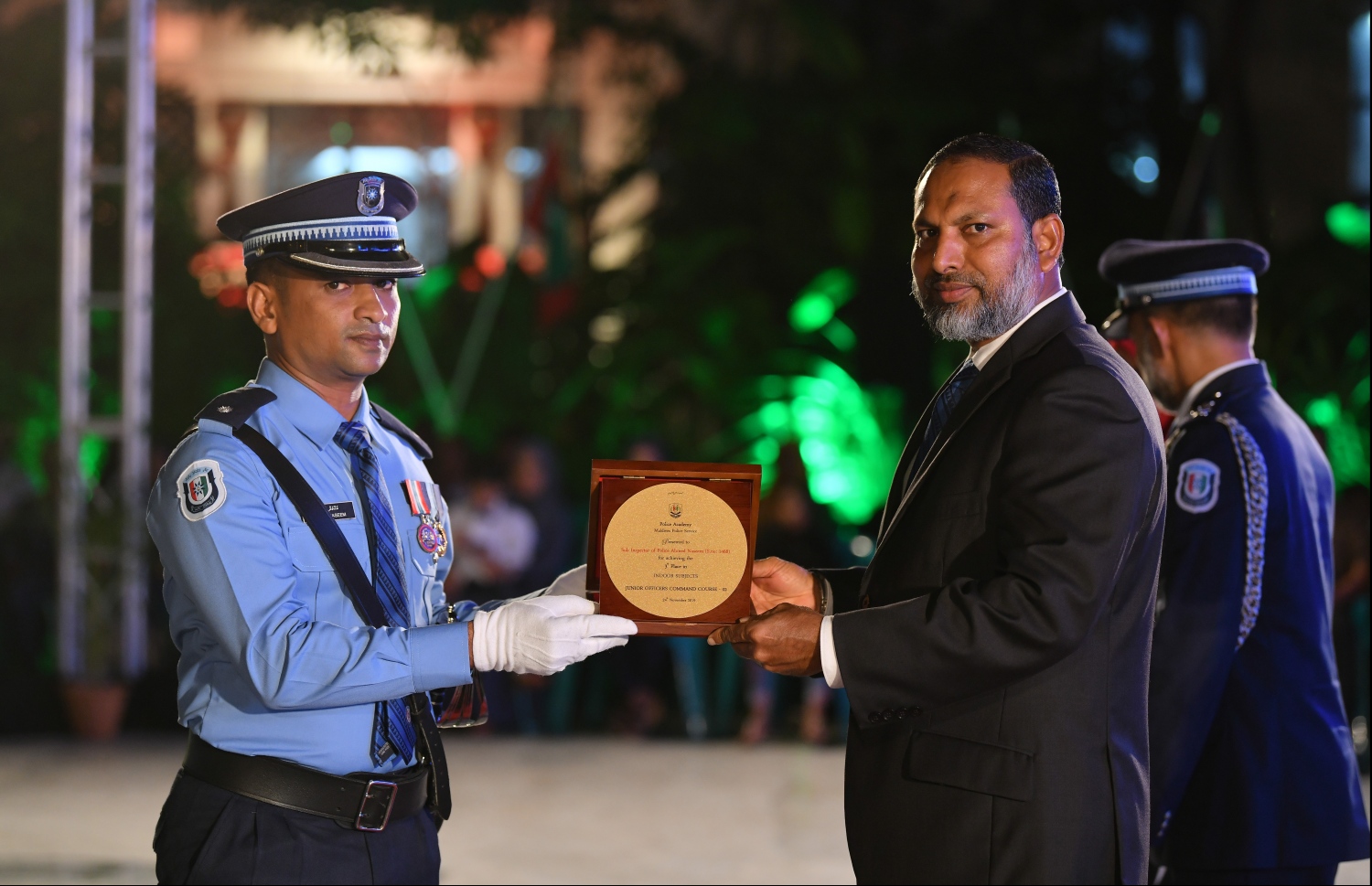 މާލެ: ނޮވެމްބަރު 24، 2019: މޯލްޑިވްސް ޕޮލިސް ސާވިސްގެ ޖޫނިއާ އޮފިސާސް ކޮމާންޑް ކޯސް ފުރިހަމަކުރި ދަރިވަރުންގެ ދަސްވެނިވުމުގެ ރަސްމިއްޔާތުގައި ކޯސް ފުރިހަމަކުރި ދަރިވަރަކަށް ހޯމް މިނިސްޓަރު އިމްރާން އަބްދުﷲ ހަނދާނީ ފިލައެއް ހަވާލުކުރައްވަނީ.-- ފޮޓޯ: ހުސެން ވަހީދު /މިހާރު