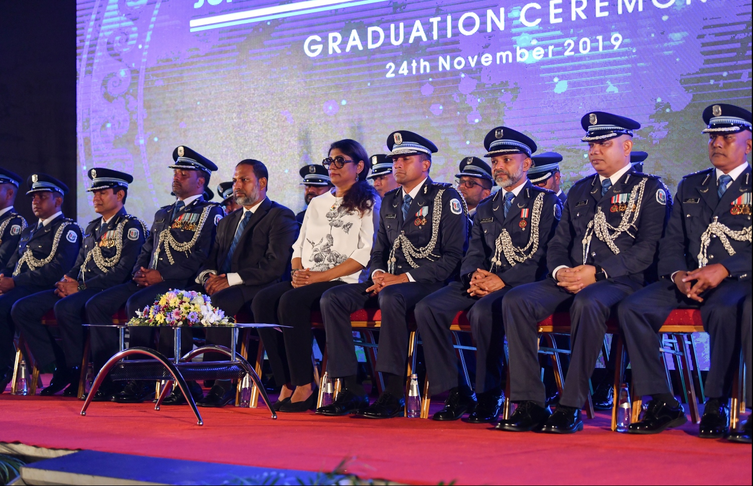 މާލެ: ނޮވެމްބަރު 24، 2019: މޯލްޑިވްސް ޕޮލިސް ސާވިސްގެ ޖޫނިއާ އޮފިސާސް ކޮމާންޑް ކޯސް ފުރިހަމަކުރި ދަރިވަރުންގެ ދަސްވެނިވުމުގެ ރަސްމިއްޔާތުގައި ޑިފެންސް މިނިސްޓަރު މާރިޔާ އަހުމަދު ދީދީ، ހޯމް މިނިސްޓަރު އިމްރާން އަބްދުﷲ އަދި ކޮމިޝަނަރު އޮފް ޕޮލިސް މުހައްމަދު ހަމީދު ބައިވެރިވެ ވަޑައިގަންނަވަނީ.-- ފޮޓޯ: ހުސެން ވަހީދު /މިހާރު