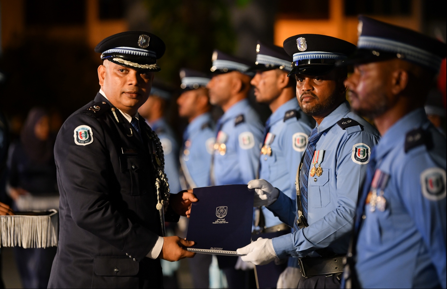 މާލެ: ނޮވެމްބަރު 24، 2019: މޯލްޑިވްސް ޕޮލިސް ސާވިސްގެ ޖޫނިއާ އޮފިސާސް ކޮމާންޑް ކޯސް ފުރިހަމަކުރި ދަރިވަރުންގެ ދަސްވެނިވުމުގެ ރަސްމިއްޔާތުގައި ކޯސް ފުރިހަމަކުރި ދަރިވަރަކަށް މާލޭ އޭރިއާގެ ކޮމާންޑް ނަވީން ހަނދާނީ ފިލައެއް ހަވާލުކުރައްވަނީ.-- ފޮޓޯ: ހުސެން ވަހީދު /މިހާރު