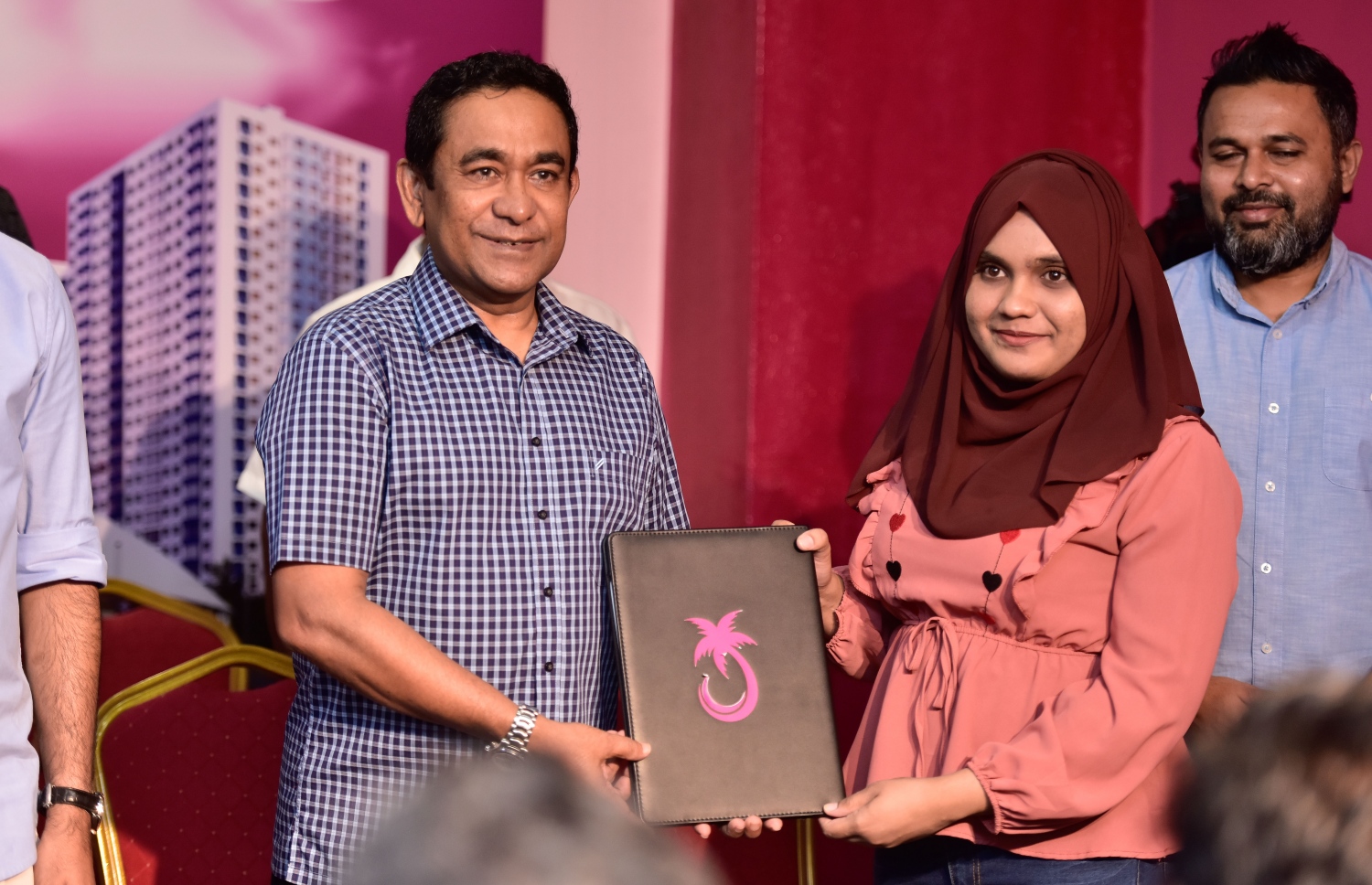 ޕީޕީއެމަށް އަލަށް ގުޅުނު މެމްބަރުތަކުންގެ ފޯމު ހަވާލުކުރަން ބޭއްވި ރަސްމިއްޔާތުގައި، އެ ޕާޓީއާ އަލަށް ގުޅުނު ޒުވާނެއްގެ ފޯމް، އެ ޕާޓީގެ ރައީސް އަދި ކުރީގެ ރައީސަށް ހަވާލުކުރަނީ.-- ފޮޓޯ: ނިޝާން އަލީ/ މިހާރު