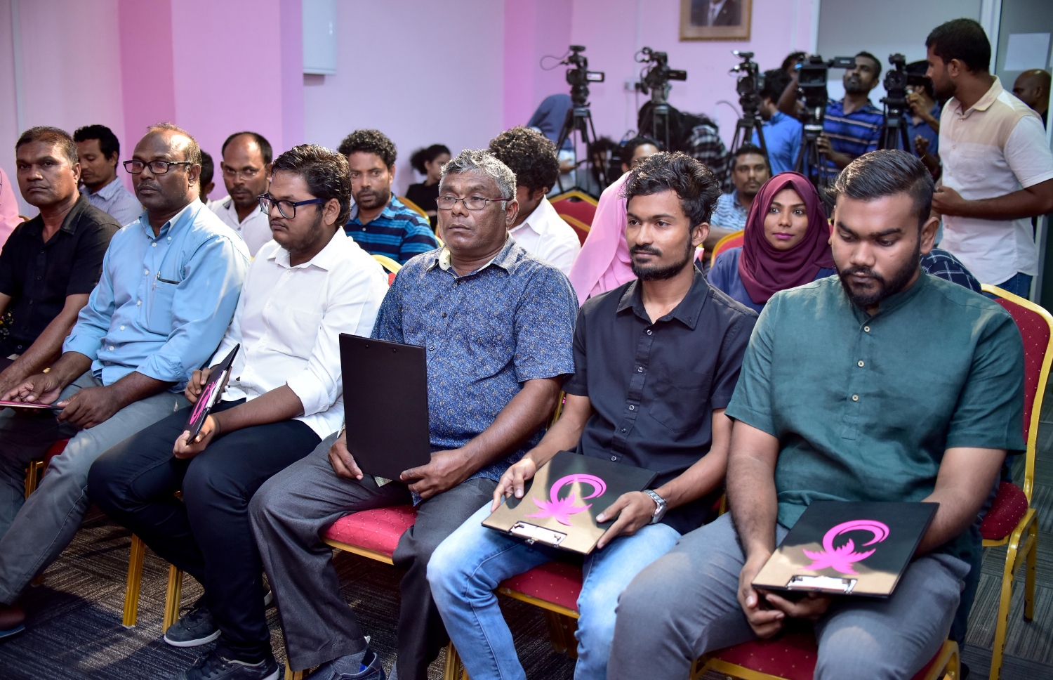 ޕީޕީއެމަށް އަލަށް ގުޅުނު މެމްބަރުތަކުންގެ ފޯމު ހަވާލުކުރަން ބޭއްވި ރަސްމިއްޔާތުގައި ބައިވެރިވި ބައެއް މީހުން.-- ފޮޓޯ: ނިޝާން އަލީ/ މިހާރު