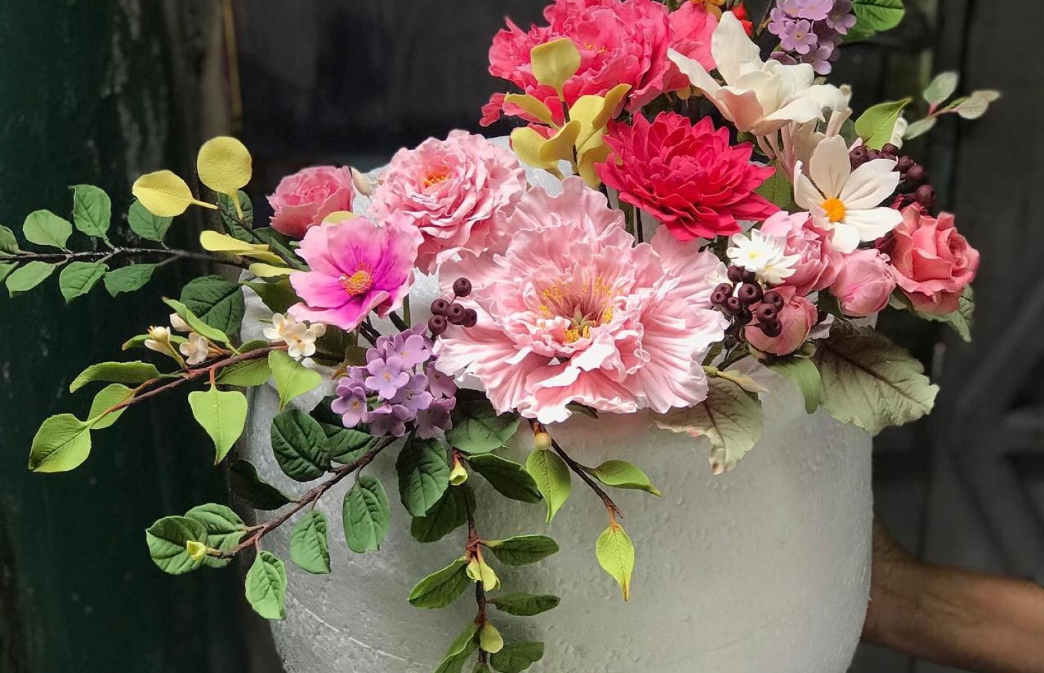 ޝެރީން އެޅި ގުލްދަސްތާ ކޭކު. މި ކޭކުގައި ބޭނުން ކޮށްފައިވަނީ އޭނާ ހަދާފައިވާ ޝުުގާ ފްލާވާ