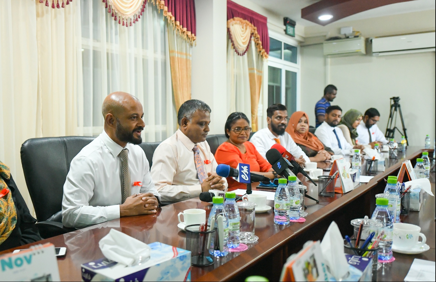 އެމްއާރުއެމުން އިލެކްޝަންސް ކޮމިޝަނާ އެކު ބޭއްވި ބައްދަލުވުމެއްގައި ޕާޓީގެ އިސް ބޭފުޅުން ބައިވެރިވެވަޑައިގަންނަވަނީ. -- ފޮޓޯ | މިހާރު