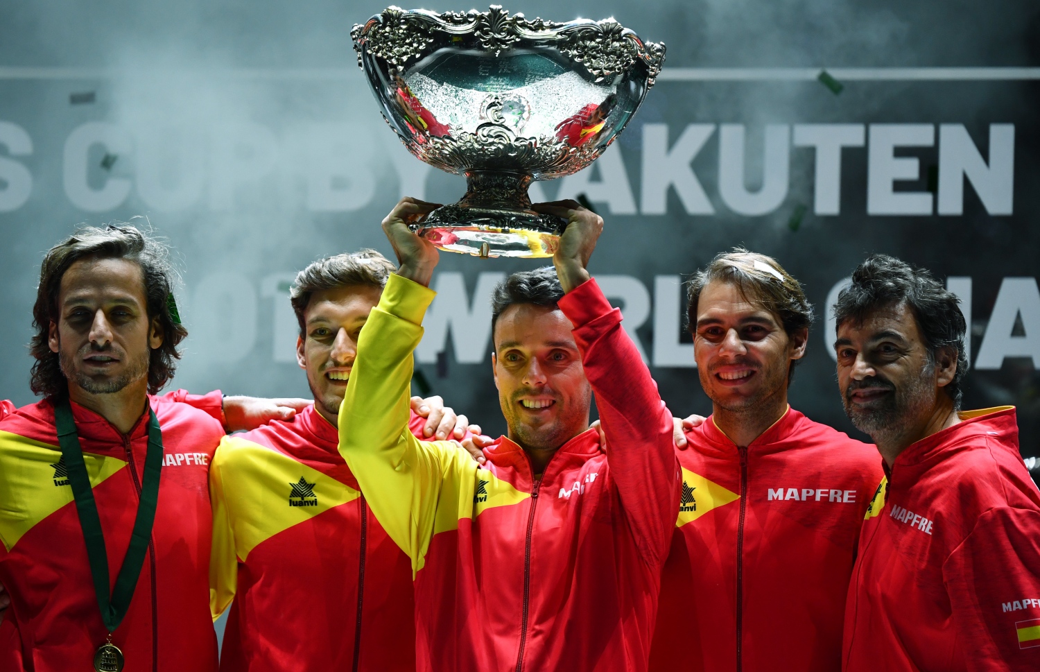 ޑޭވިސް ކަޕްގައި ކުޅުނު ސްޕެއިން ޓީމުގެ ކުޅުންތެރިންނާ އެކު ބައުޓިސްޓާ ތަށި ހިފައިގެން. -- ފޮޓޯ: އޭއެފްޕީ