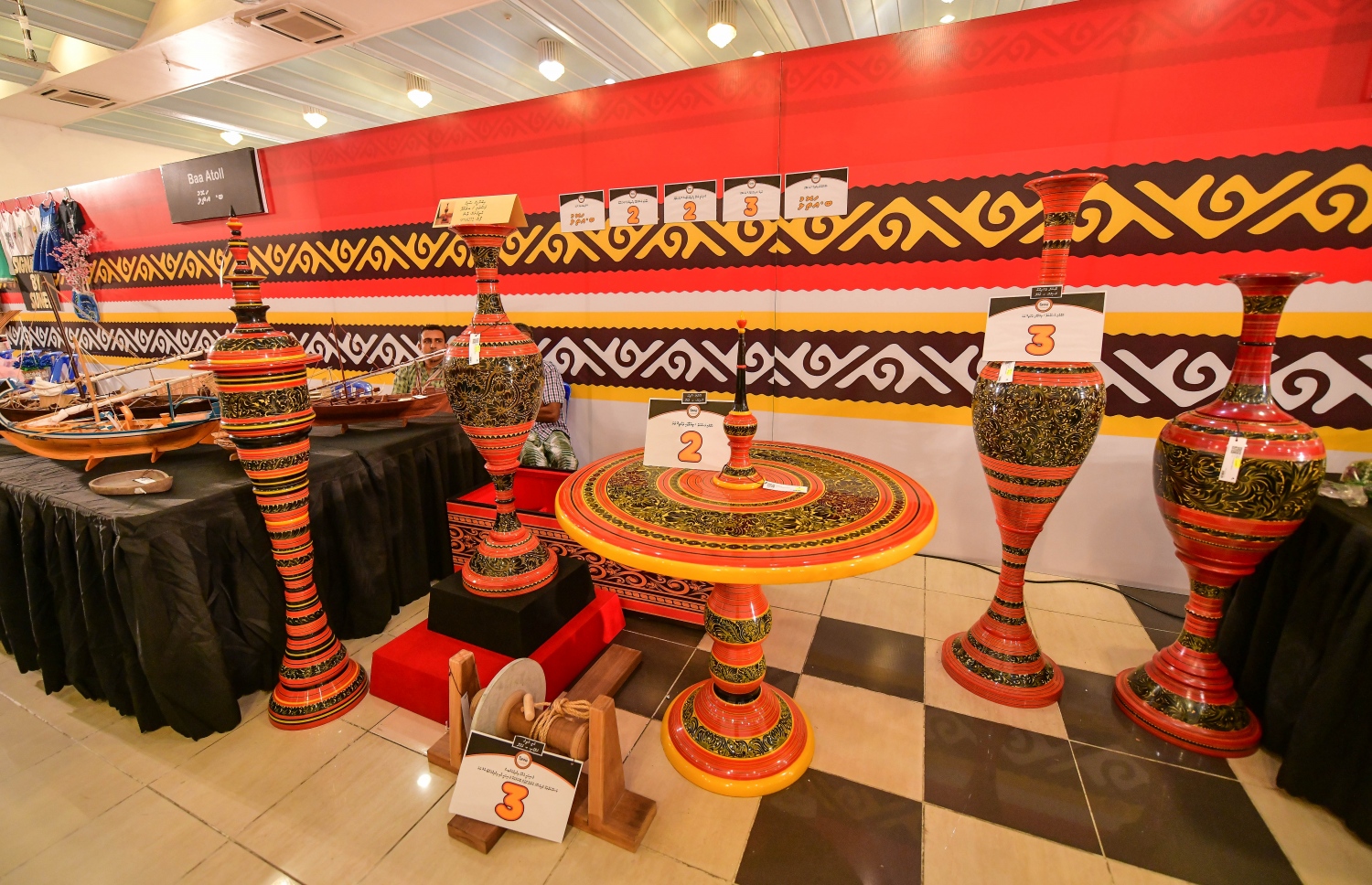 އަބްދުލް އަޒީޒުގެ އެހެން ބައެއް މަސައްކަތްތައް ދައްކާލަން ބަލަހައްޓާފައި. -- ފޮޓޯ: ނިޝާން އަލީ/ މިހާރު