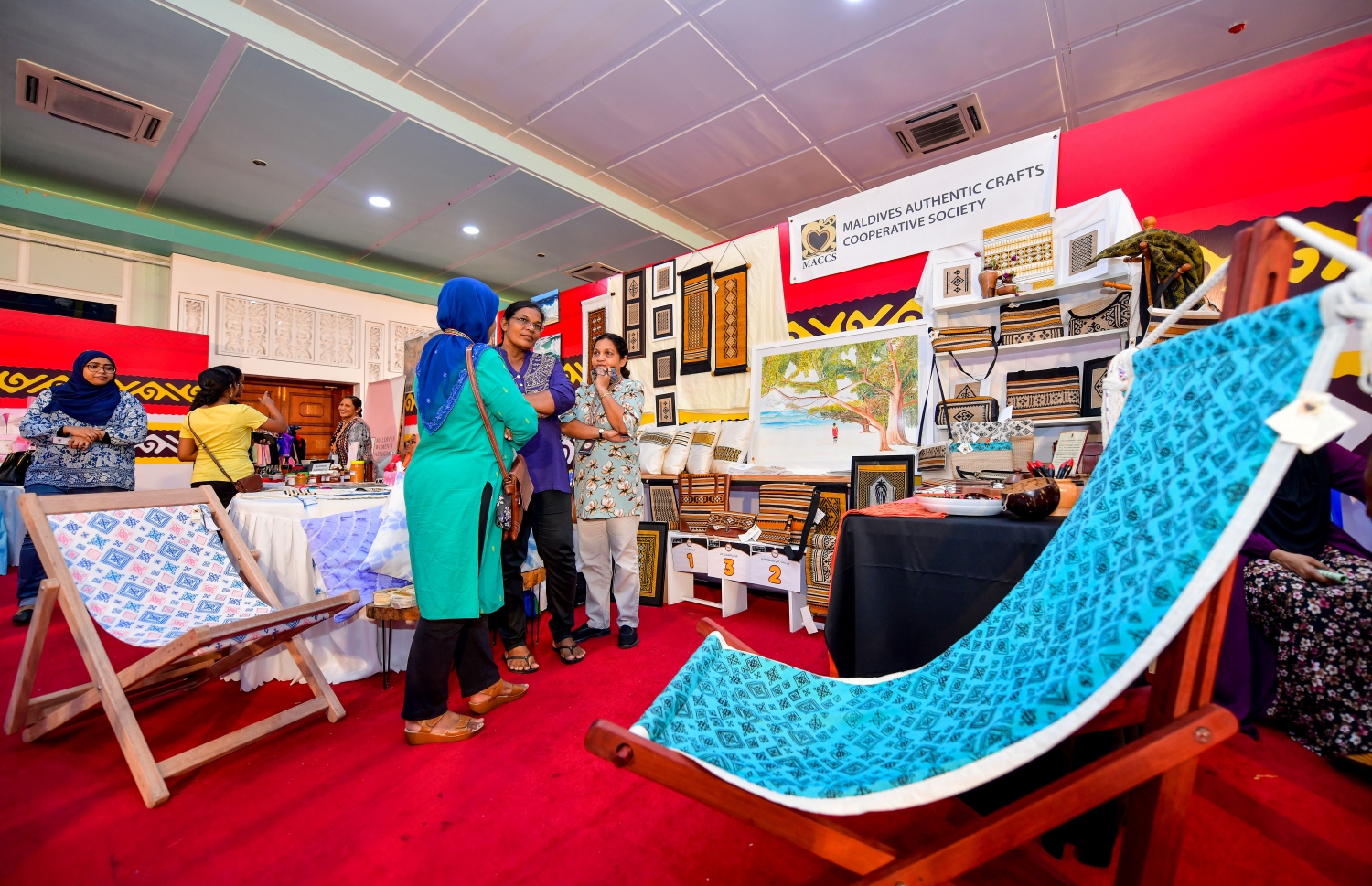 އެކްސްޕޯގެ ސްޓޯލެއް: ކޮންމެ ސްޓޯލަކުން ވެސް ފެންނަނީ ތަފާތު ހުނަރުތަކެއް -- ފޮޓޯ: ނިޝާން އަލީ/ މިހާރު