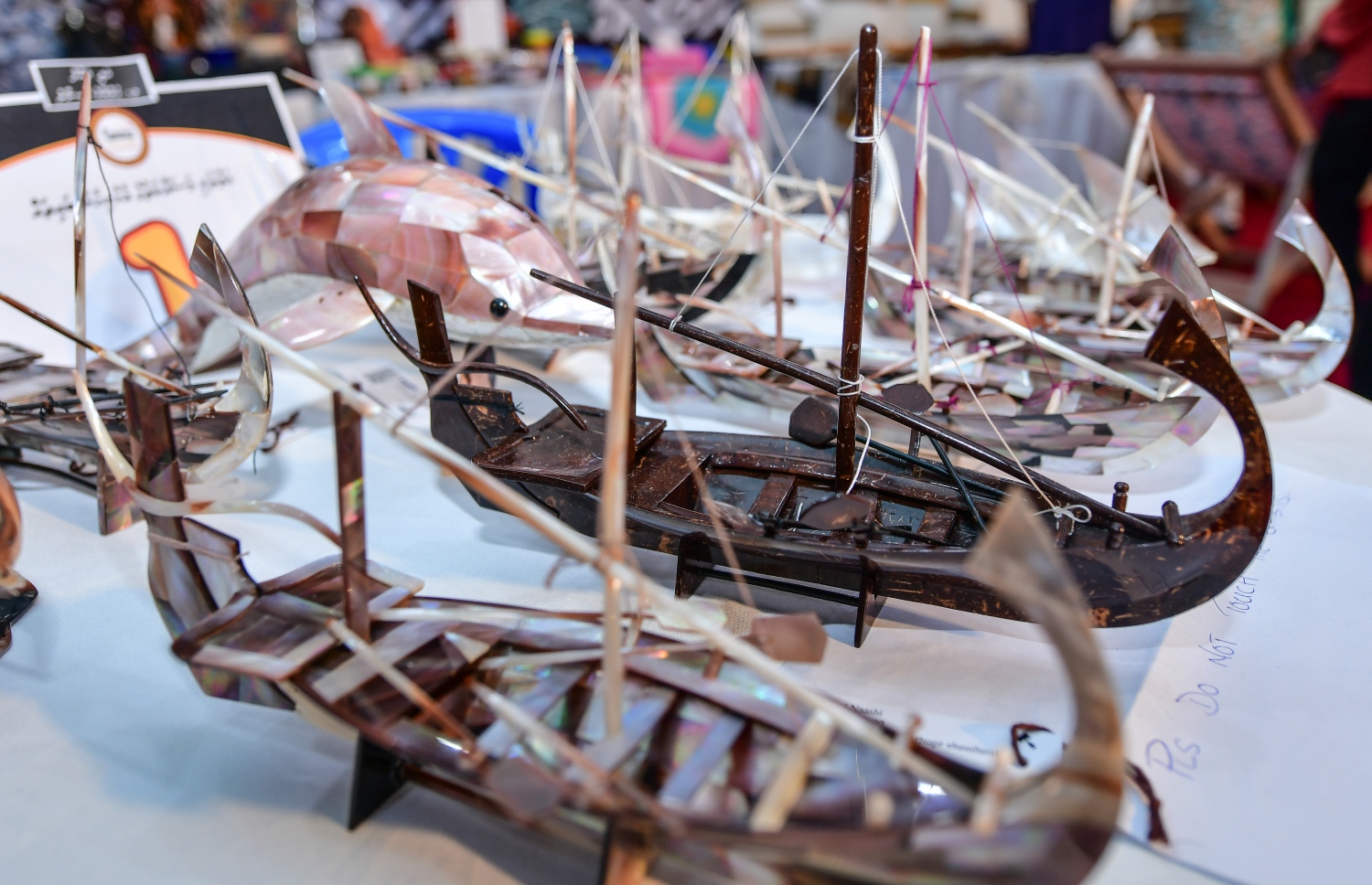 ރ. އަތޮޅު ސްޓޯލުގައި ހުރި ދޯނިތަކެއް: ސަރުކާރުން ވެސް ގިނަ އުފެއްދުންތަކެއް ގަންނާނެ ކަމަށް، ބައެއް މީހުން ގަބޫލުކުރޭ -- ފޮޓޯ: ނިޝާން އަލީ/ މިހާރު