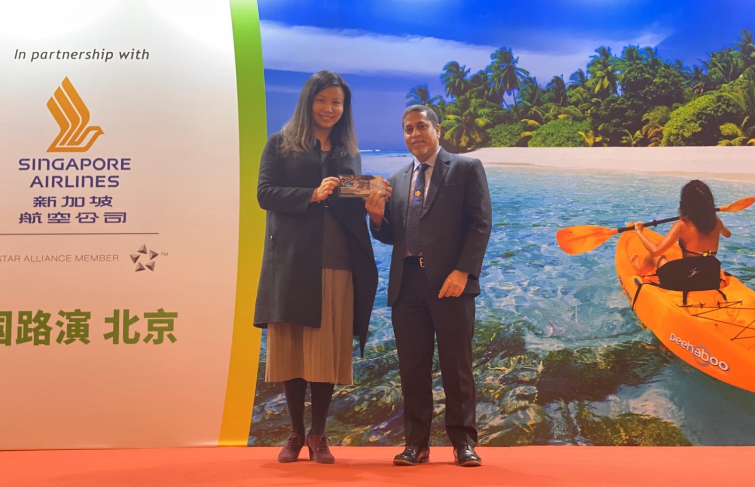 ޗައިނާގައި ކުރިއަށްދާ ރޯޑް ޝޯގައި ނަސީޞުވެރިއަކަށް އިނާމް ހަވާލު ކުރަނީ-- ފޮޓޯ: އެމްއެމްޕީއާރުސީ