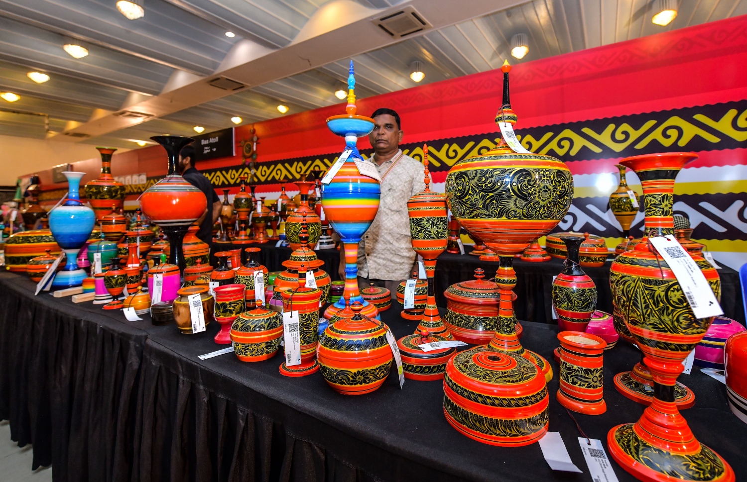 ލިޔެލާ ޖަހާފައިވާ ތަކެތީގެ ސްޓޯލެއް: ހިތްގައިމު އެތައް ވައްތަރެއް ހިމެނޭ -- ފޮޓޯ: ނިޝާން އަލީ/ މިހާރު