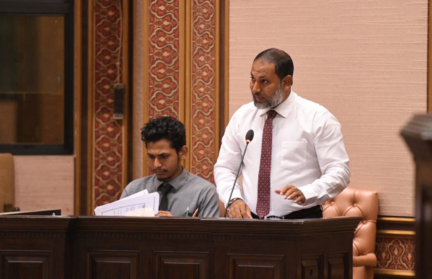 ހޯމް މިނިސްޓަރު އިމްރާން އަބްދުﷲ މަޖިލިހުގައި މިއަދު ވާހަކަ ދައްކަވަނީ. --- ފޮޓޯ: މަޖިލިސް