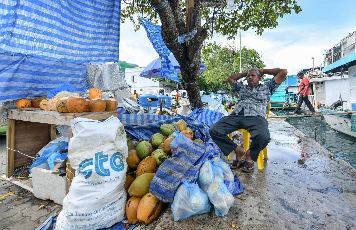 ކުރުނބާ ވިއްކާ ތަނެއް ސަތަރި ދަމާފައި: އެއްޗެހި ވިއްކަން ވަަންނާނެ ތަނެއް ނެތް-- ފޮޓޯ: ނިޝާން އަލީ/މިހާރު