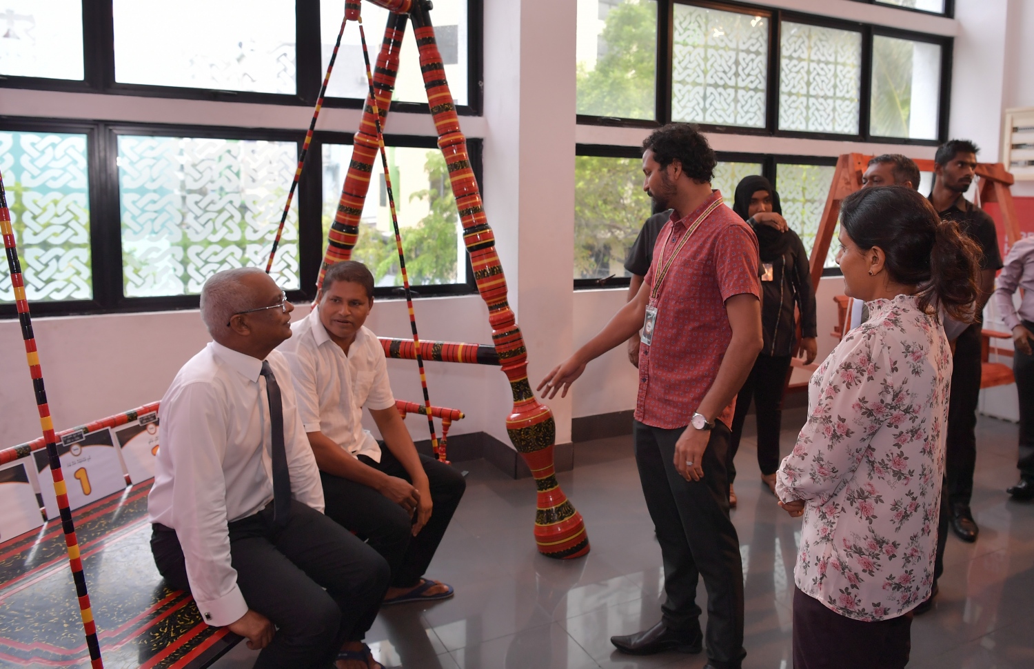 ރައީސް އިބްރާހިމް މުހައްމަދު ސޯލިހް (ވ) އެ މަނިކުފާނު ބައްލަވައިގަތް އުނދޯލީގައި، އެ އުނދޯލި ހެދި އަބްދުލް އަޒީޒާ އެކު. -- ފޮޓޯ: ރައީސް އޮފީސް