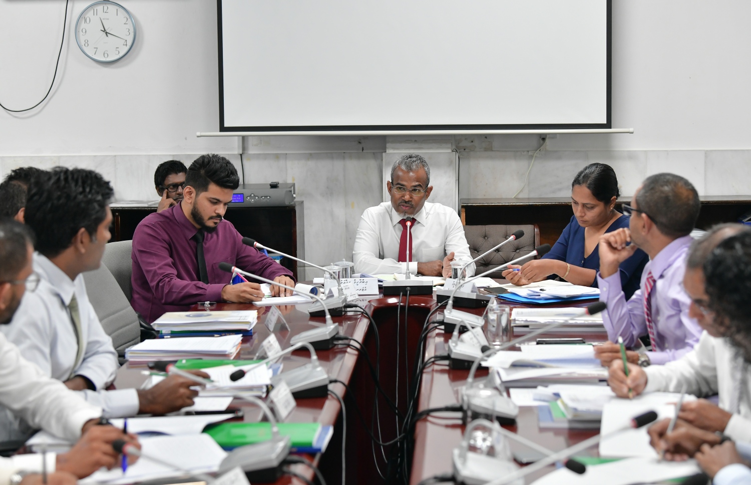 މާލިއްޔަތު ކޮމިޓީގައި ބަންޑާރަނައިބު އިބްރާހިމް ރިއްފަތު ވާހަކަދައްކަވަނީ-- ފޮޓޯ: ނިޝާން އަލީ/ މިހާރު