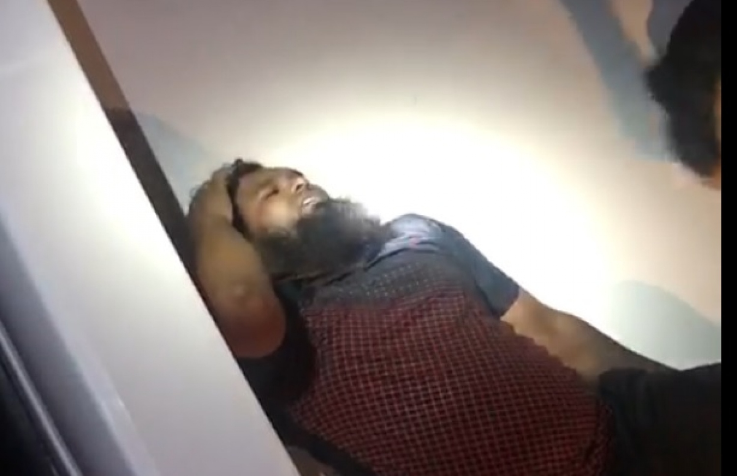 ޑިންގީއެއް ވަގަށް ނެގުމުން ހުއްޓުވި ކަމަށް ބުނާ މައްސަލައިގެ ވީޑިއޯ އިން ނަގާފައިވާ ސްކްރީން ޝޮޓެއް.