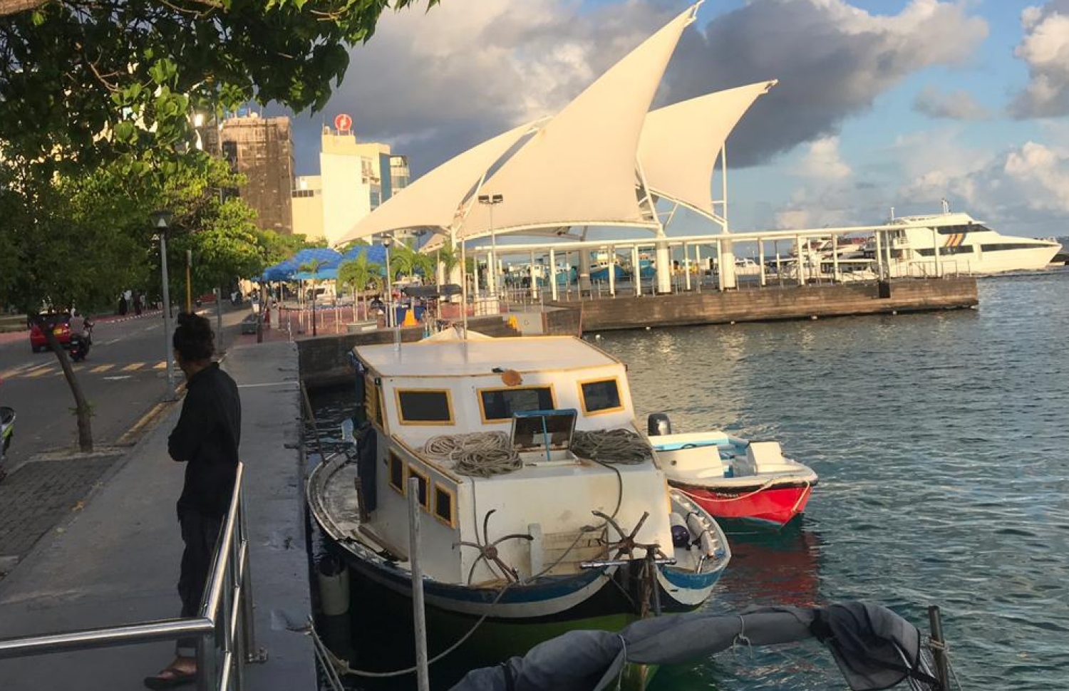 ހަރުކަށި ފިކުރުގެ މީހުން ލަނޑާ ނަގަން ގޮސް އުޅޭ ކަމަށް ބުނާ ދޯނި.