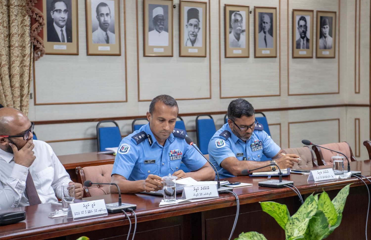 ކޮމިޓީގައި ޕޮލިސް ކޮމިޝަނަރު ވާހަކަ ދައްކަވަނީ. --ފޮޓޯ/މަޖިލިސް