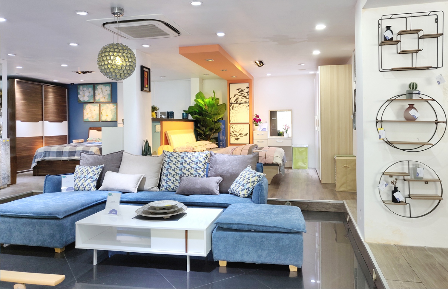 މުނި ހޯމްކެއާގައި ޑިސްޕްލޭކޮށްފައި ހުރި ސޯފާ ސެޓެއް-- ފޮޓޯ: މުނި ހޯމްކެއާ