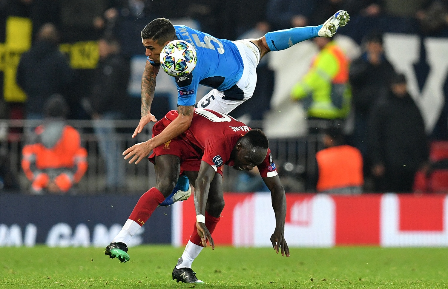 ލިވަޕޫލްގެ މާނޭ އަތުން ބޯޅަ ހޯދަން ނަޕޯލީގެ އަލާން މަސައްކަތްކުރަނީ. -- ފޮޓޯ: އޭއެފްޕީ