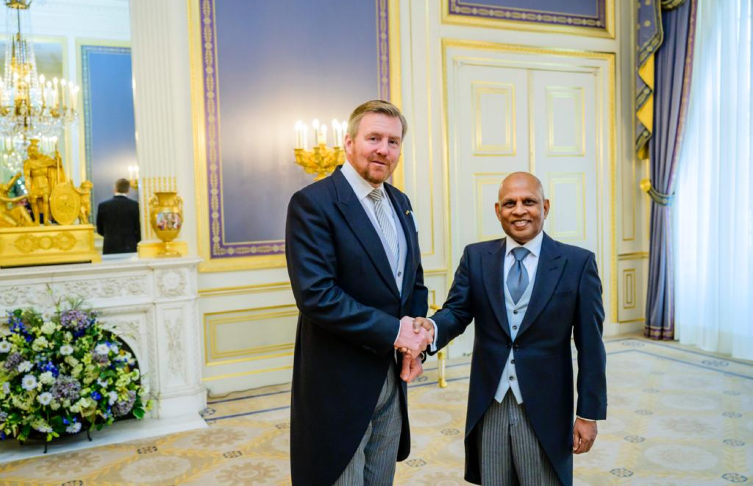 ޚާރިޖީ ދާއިރާއަށް ގިނަ ހިދުމަތްތަކެއް ކުރައްވާ ހަސަން ސޯބިރު، ނެދަލެންޑުގެ ރަސްގެފާނާއެކު.