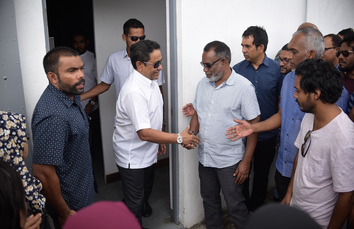 މާލެ: ނޮވެމްބަރު 28، 2019: ކުރީގެ ރައީސް ޔާމީނަށް ހުކުމް އިއްވުމުގެ ޝަރީއަތަށް ކްރިމިނަލް ކޯޓަށް ވަޑައިގަތުމުގެ ކުރިން އެމަނިކުފާނުގެ ސަޕޯޓަރުންނާ ސަލާމް ކުރައްވަނީ.---ފޮޓޯ: ނިޝާން އަލީ/މިހާރު