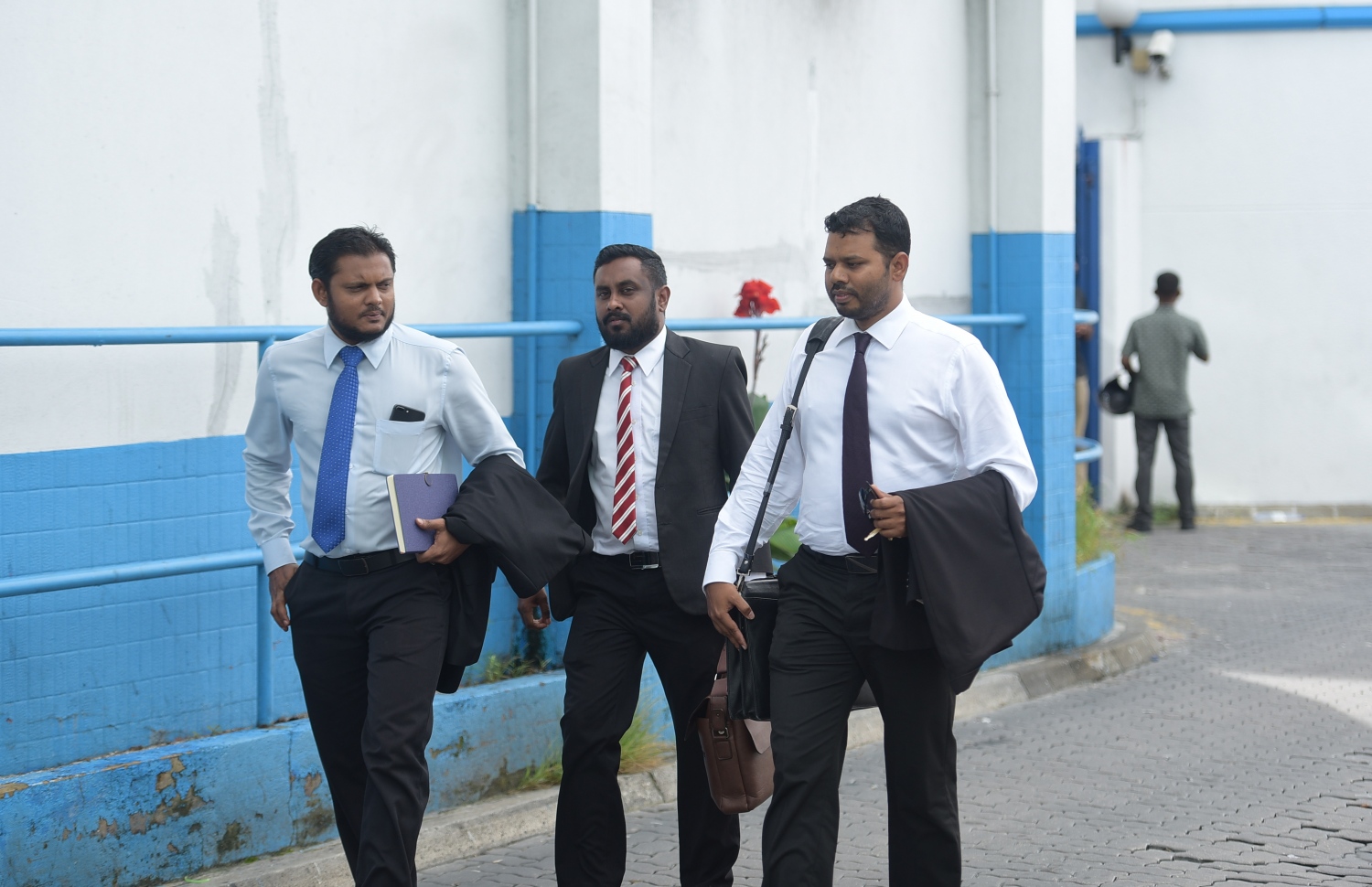 މާލެ: ނޮވެމްބަރު 28، 2019: ކުރީގެ ރައީސް ޔާމީނަށް ހުކުމް އިއްވުމުގެ ޝަރީއަތަށް އެމަނިކުފާނުގެ ގާނޫނީ ވަކީލުން ކްރިމިނަލް ކޯޓަށް ވަޑައިގަންނަވަނީ.---ފޮޓޯ: ނިޝާން އަލީ/މިހާރު