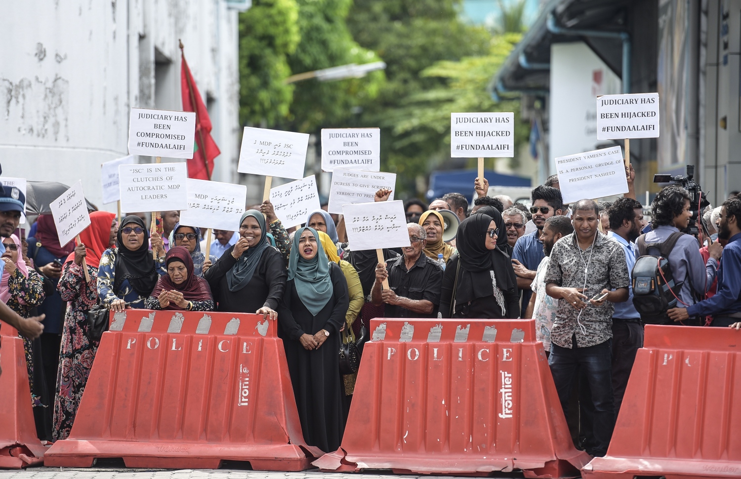 މާލެ: ނޮވެމްބަރު 28، 2019: ކުރީގެ ރައީސް ޔާމީނަށް ހުކުމް އިއްވުމުގެ ޝަރީއަތް ކްރިމިނަލް ކޯޓުގައި ކުރިއަށް ގެންދިޔައިރު، އެމަނިކުފާނުގެ ސަޕޯޓަރުން އެ ކޯޓުގެ ބޭރުގައި އަޑު އުފުލަނީ.---ފޮޓޯ: ނިޝާން އަލީ/މިހާރު