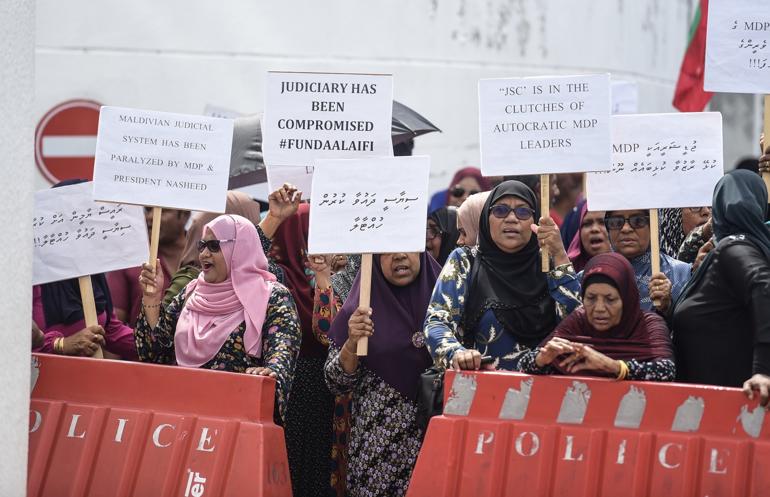 މާލެ: ނޮވެމްބަރު 28، 2019: ކުރީގެ ރައީސް ޔާމީނަށް ހުކުމް އިއްވުމުގެ ޝަރީއަތް ކްރިމިނަލް ކޯޓުގައި ކުރިއަށް ގެންދިޔައިރު، އެމަނިކުފާނުގެ ސަޕޯޓަރުން އެ ކޯޓުގެ ބޭރުގައި އަޑު އުފުލަނީ.---ފޮޓޯ: ނިޝާން އަލީ/މިހާރު