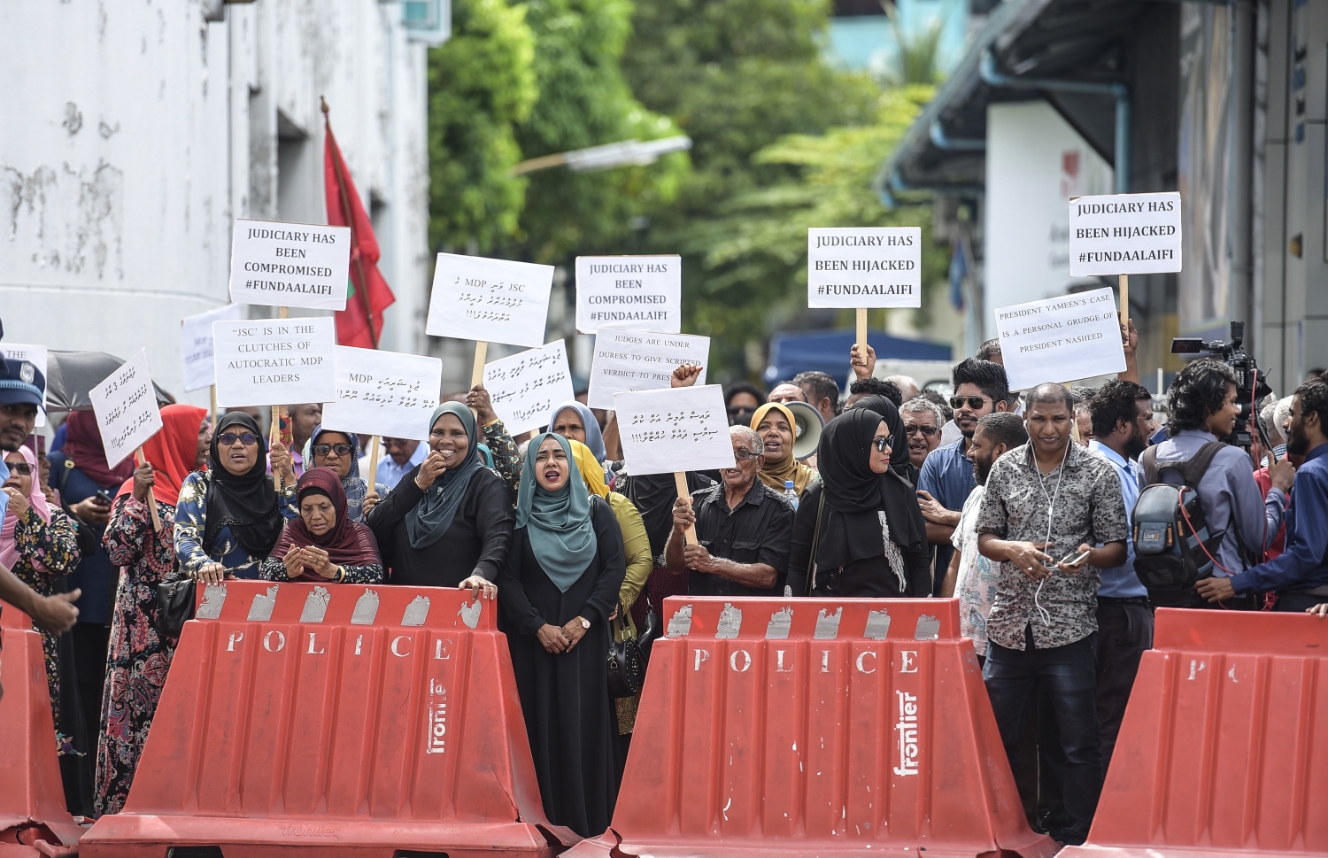 މާލެ: ނޮވެމްބަރު 28، 2019: ކުރީގެ ރައީސް ޔާމީނަށް ހުކުމް އިއްވުމުގެ ޝަރީއަތް ކްރިމިނަލް ކޯޓުގައި ކުރިއަށް ގެންދިޔައިރު، އެމަނިކުފާނުގެ ސަޕޯޓަރުން އެ ކޯޓުގެ ބޭރުގައި އަޑު އުފުލަނީ.---ފޮޓޯ: ނިޝާން އަލީ/މިހާރު