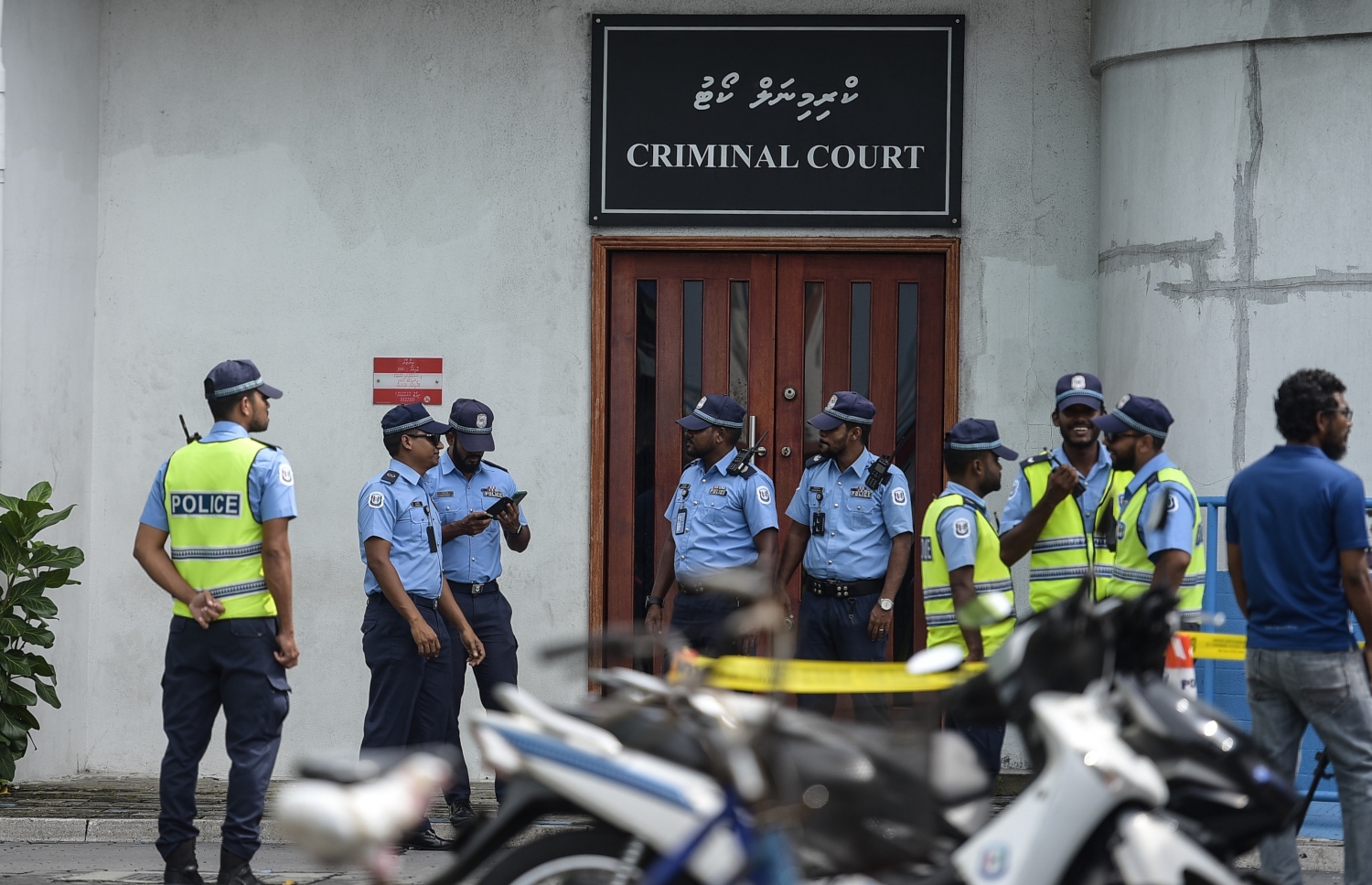 މާލެ: ނޮވެމްބަރު 28، 2019: ކުރީގެ ރައީސް ޔާމީނަށް ހުކުމް އިއްވުމުގެ ޝަރީއަތް ކްރިމިނަލް ކޯޓުގައި ކުރިއަށް ގެންދިޔައިރު، ފުލުހުން އެ ސަރަހައްދުގެ ސަލާމަތީ ކަންކަން ބަލަހައްޓަނީ.---ފޮޓޯ: ނިޝާން އަލީ/މިހާރު