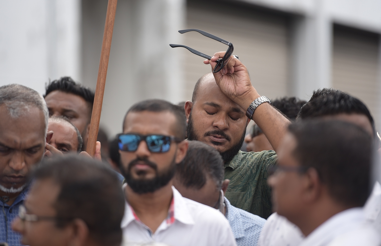 މާލެ: ނޮވެމްބަރު 28، 2019: ކުރީގެ ރައީސް ޔާމީނަށް ހުކުމް އިއްވުމުގެ ޝަރީއަތް ކްރިމިނަލް ކޯޓުގައި ކުރިއަށް ގެންދިޔައިރު، އެމަނިކުފާނުގެ ސަޕޯޓަރުންނާއެކު ކުރީގެ ހައުސިން މިނިސްޓަރު މުހައްމަދު މުއިއްޒު އެ ކޯޓުގެ ބޭރުގައި އަޑު އުފުލަނީ.---ފޮޓޯ: ނިޝާން އަލީ/މިހާރު