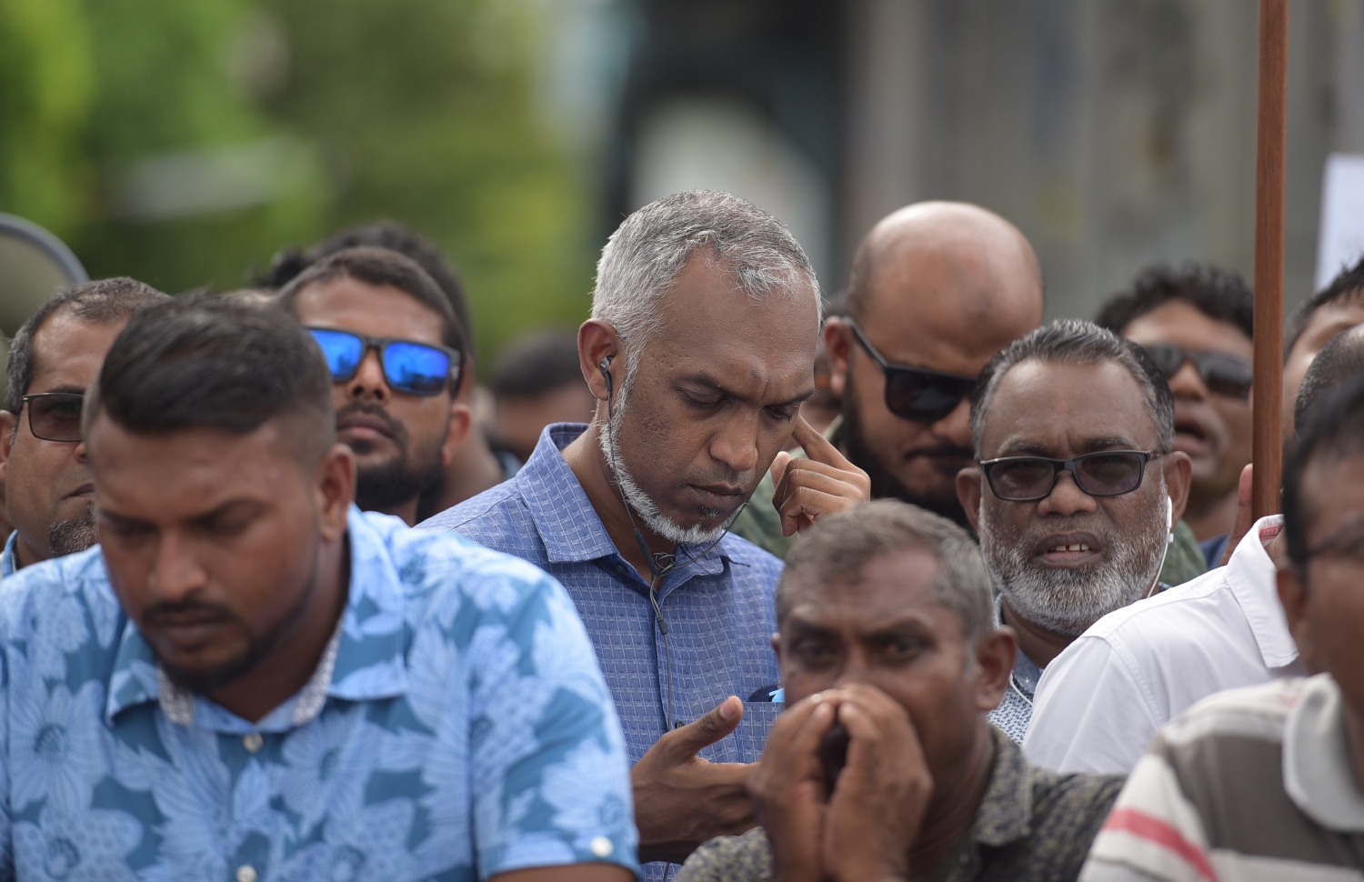 މާލެ: ނޮވެމްބަރު 28، 2019: ކުރީގެ ރައީސް ޔާމީނަށް ހުކުމް އިއްވުމުގެ ޝަރީއަތް ކްރިމިނަލް ކޯޓުގައި ކުރިއަށް ގެންދިޔައިރު، އެމަނިކުފާނުގެ ސަޕޯޓަރުންނާއެކު ކުރީގެ ހައުސިން މިނިސްޓަރު މުހައްމަދު މުއިއްޒު އެ ކޯޓުގެ ބޭރުގައި އަޑު އުފުލަނީ.---ފޮޓޯ: ނިޝާން އަލީ/މިހާރު