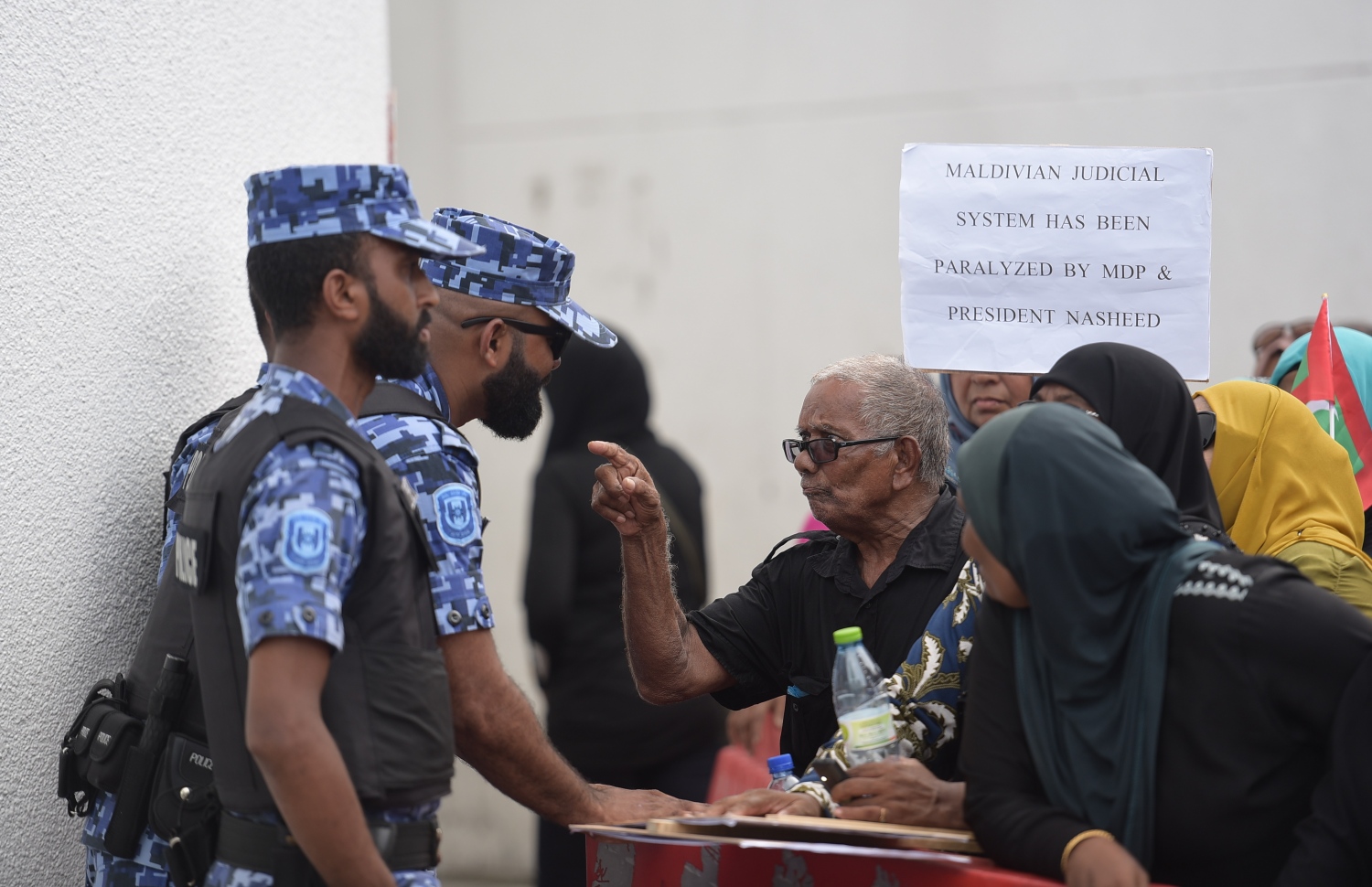 މާލެ: ނޮވެމްބަރު 28، 2019: ކުރީގެ ރައީސް ޔާމީނަށް ހުކުމް އިއްވުމުގެ ޝަރީއަތް ކްރިމިނަލް ކޯޓުގައި ކުރިއަށް ގެންދިޔައިރު، އެމަނިކުފާނުގެ ސަޕޯޓަރުން އެ ކޯޓުގެ ބޭރުގައި އަޑު އުފުލަނީ.---ފޮޓޯ: ނިޝާން އަލީ/މިހާރު