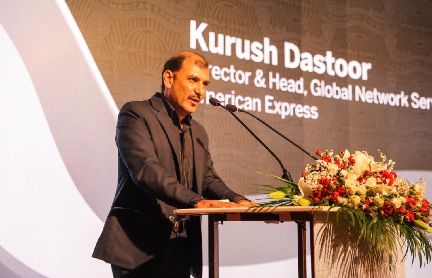 އެމެރިކަން އެކްސްޕްރެސްގެ ޑިރެކްޓާ އެންޑް ހެޑް އޮފް ގްލޯބަލް ސާވިސަސް ސައުތު އޭޝިއާ ކްރުޝް ދަސްތޫރު ރޭގެ ހަފްލާ ގައި ވާހަކަ ދައްކަވަނީ.-- ފޮޓޯ: ބީއެމްއެލް