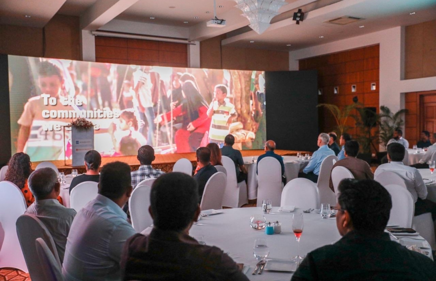 ބީއެމްއެލުން އެކްސްޕީރިއެންސް މޯލްޑިވްސް ކެމްޕޭން ފެއްޓުމަށް ބޭއްވި ރަސްމިއްޔާތުގެ ތެރެއިން-- ފޮޓޯ: ބީއެމްއެލް