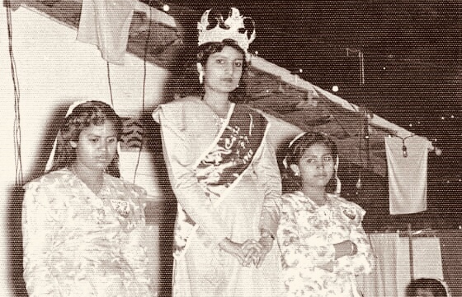 އަނީސާ (މ) ރީތީގެ ރާނީގެ ތާޖު އަޅުއްވައިގެން. --ފޮޓޯ: ނެޝަނަލް އާކައިވްސް