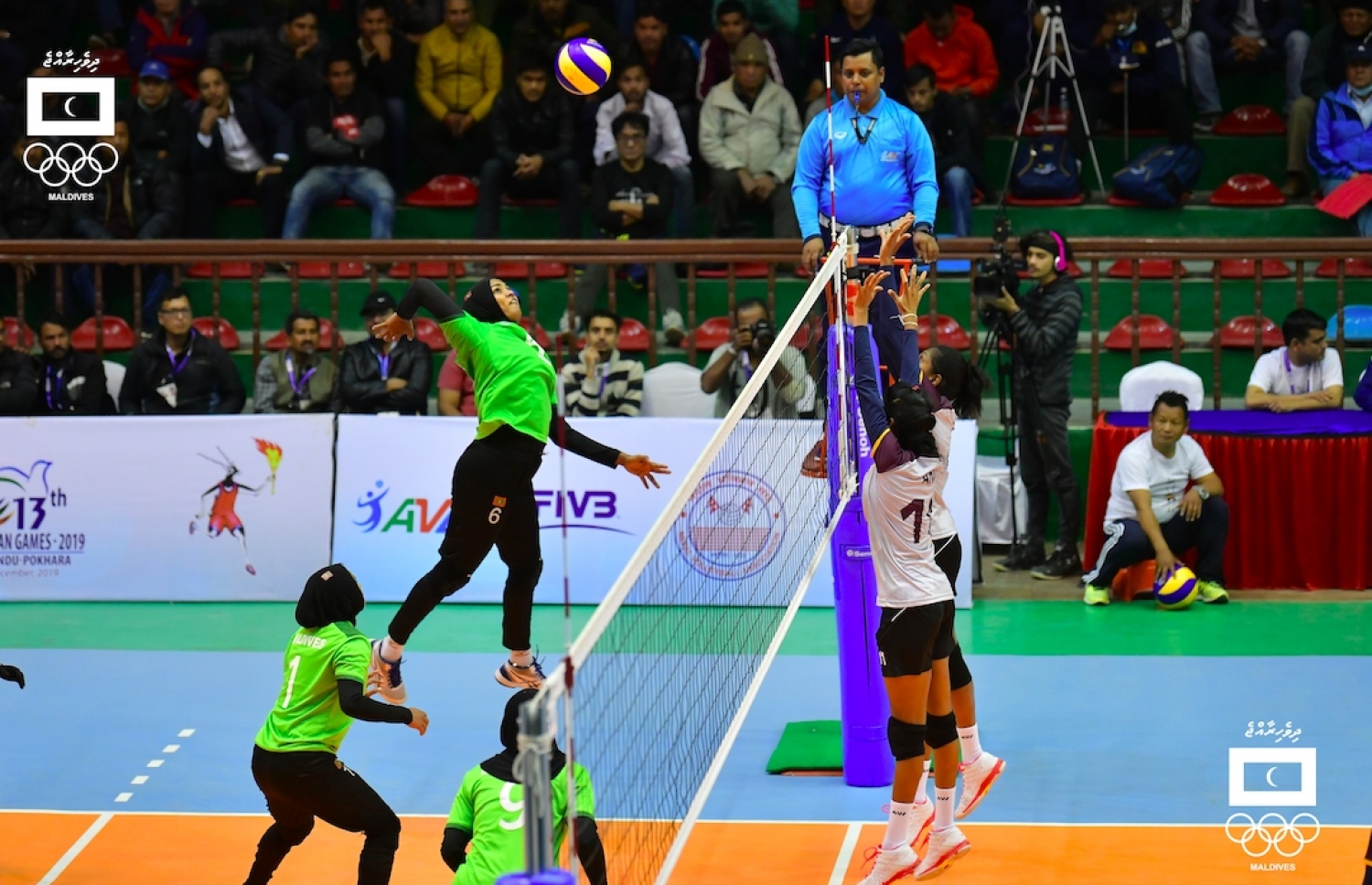 ސައުތު އޭޝިއަން ގޭމްސްގެ އަންހެން ވޮލީބޯޅަ އިވެންޓުގައި ރާއްޖެ އާއި ސްރީލަންކާ ކުޅުނު މެޗުގެ ތެރެއިން.-- ފޮޓޯ: މޯލްޑިވްސް އޮލިމްޕިކް ކޮމިޓީ/ ހުސެއިން ވަހީދު