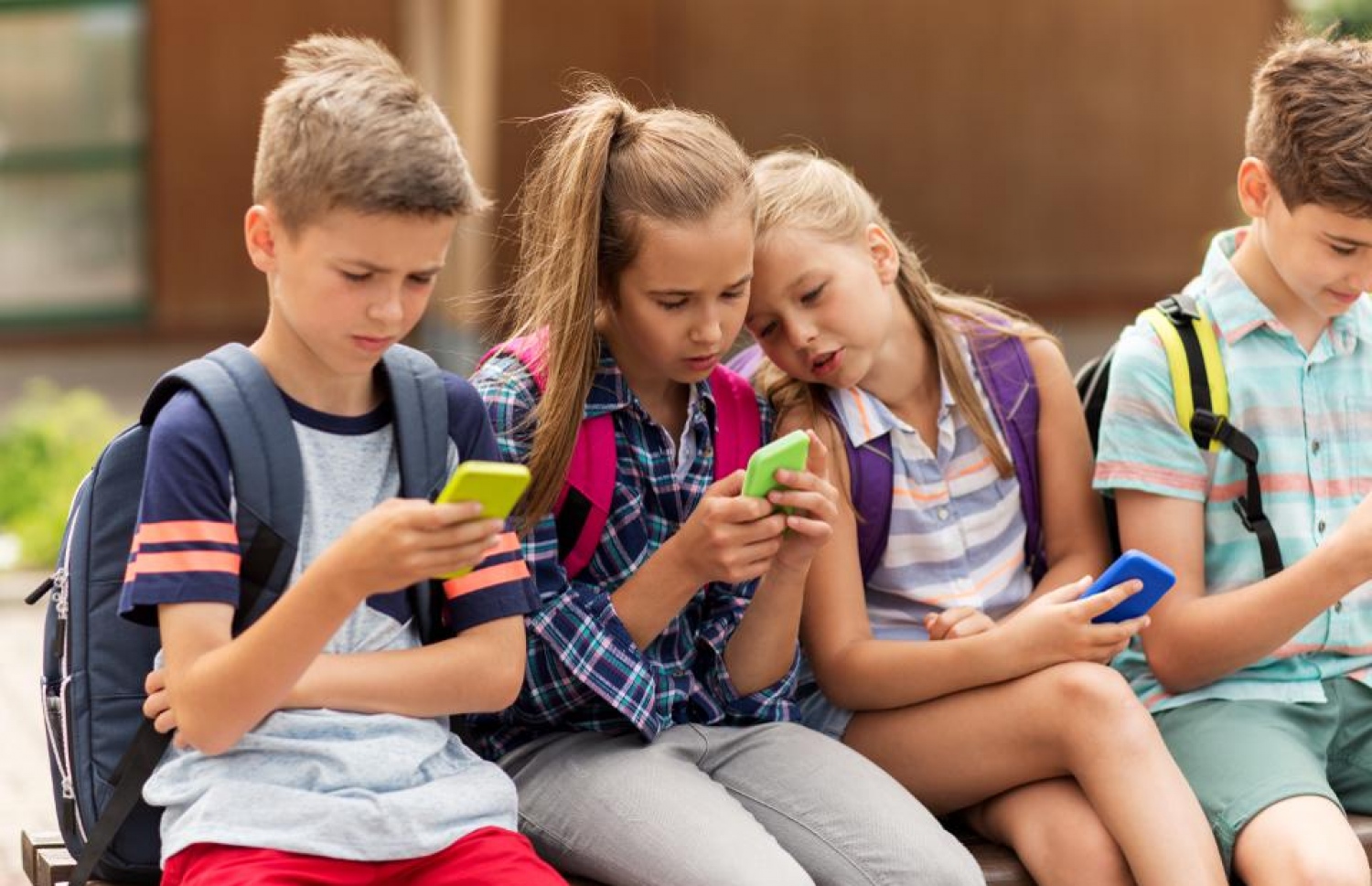 ފުރާވަރުގެ ކުދިންތަކެއް ފޯނާ ކުޅެނީ.