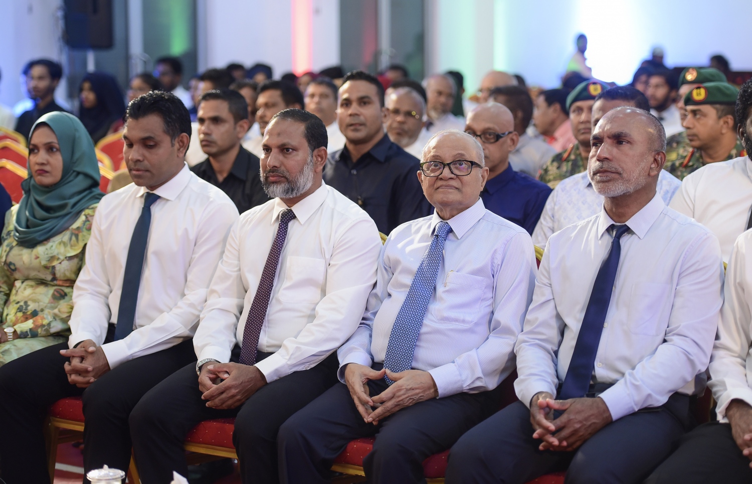 ރާއްޖެ އިސްލާމްވި ދުވަސް ފާހަގަކުރަން މިރޭ ބޭއްވި ރަސްމިއްޔާތުގައި ނައިބު ރައީސް ފައިސަލާއި ކުރީގެ ރައީސް މައުމޫން އަދި ބައެއް ވަޒީރުން ބައިވެރިވެވަޑައިގަންނަވަނީ.---ފޮޓޯ: ނިޝާން އަލީ/މިހާރު