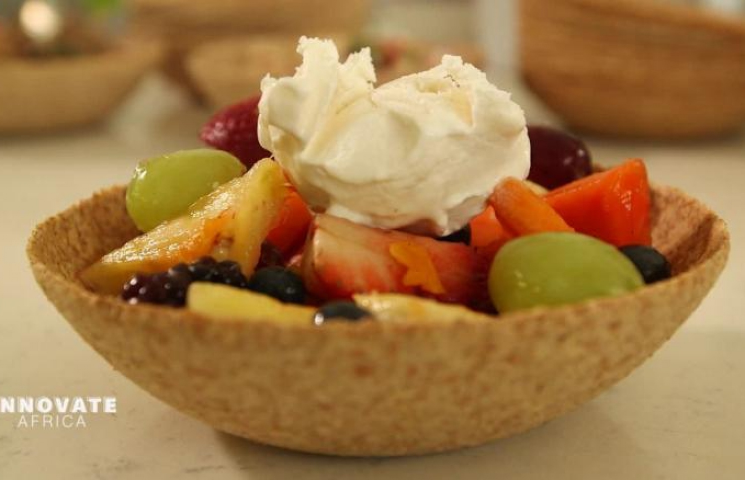 ގޮދަނުން ތައްޔާރުކޮށްފައިވާ ތައްޓެއްގައި ފުރްޓް ސެލެޑެއް.